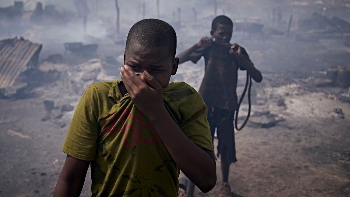 Přes tisíc lidí přišlo o domov. Oheň během pár hodin zničil uprchlický tábor